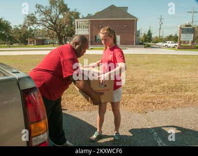 I volontari stanno assistendo i superstiti dell'uragano. Louisiana Hurricane Isaac. Fotografie relative a disastri e programmi, attività e funzionari di gestione delle emergenze Foto Stock