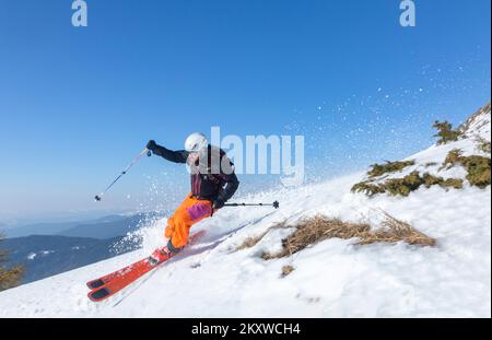 Marmaros, i Carpazi, UCRAINA - 15 2021 marzo: Sciatore in discesa durante la giornata di sole in alta montagna Foto Stock