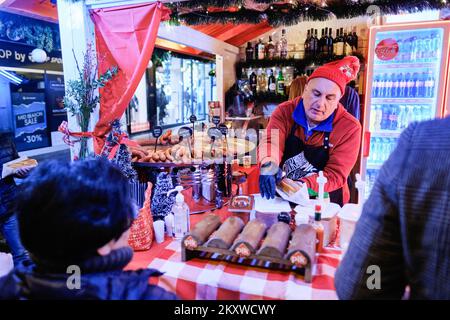 La gente è fotografata al bar all'aperto del centro città con salsicce durante l'Avvento a Zagabria, Croazia su 01. Dicembre, 2021. Foto: Tomislav Miletic/PIXSELL Foto Stock