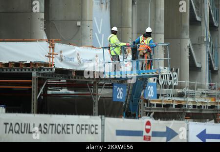 I lavoratori stanno lavorando alla ristrutturazione dello stadio Santiago Bernabeu di Madrid, Spagna, il 4 dicembre 2021. Sono in corso lavori di ristrutturazione allo stadio Santiago Bernabeu del Real. L'attraente edificio della citta' e' particolarmente attraente per i lavori che si stanno svolgendo su di esso. Molte persone curiose passano e ammirano questa magnifica edizione. Foto: Sanjin Strukic/PIXSELL Foto Stock