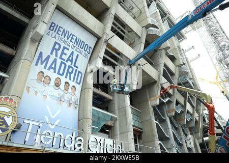 I lavoratori stanno lavorando alla ristrutturazione dello stadio Santiago Bernabeu di Madrid, Spagna, il 4 dicembre 2021. Sono in corso lavori di ristrutturazione allo stadio Santiago Bernabeu del Real. L'attraente edificio della citta' e' particolarmente attraente per i lavori che si stanno svolgendo su di esso. Molte persone curiose passano e ammirano questa magnifica edizione. Foto: Sanjin Strukic/PIXSELL Foto Stock