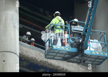 I lavoratori stanno lavorando alla ristrutturazione dello stadio Santiago Bernabeu di Madrid, Spagna, il 4 dicembre 2021. Sono in corso lavori di ristrutturazione allo stadio Santiago Bernabeu del Real. L'attraente edificio della citta' e' particolarmente attraente per i lavori che si stanno svolgendo su di esso. Molte persone curiose passano e ammirano questa magnifica edizione. Foto: Sanjin Strukic/PIXSELL Foto Stock