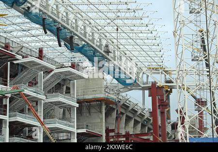 I lavoratori stanno lavorando alla ristrutturazione dello stadio Santiago Bernabeu di Madrid, Spagna, il 4 dicembre 2021. Sono in corso lavori di ristrutturazione allo stadio Santiago Bernabeu del Real. L'attraente edificio della citta' e' particolarmente attraente per i lavori che si stanno svolgendo su di esso. Molte persone curiose passano e ammirano questa magnifica edizione. Foto: Sanjin Strukic/PIXSELL Foto Stock