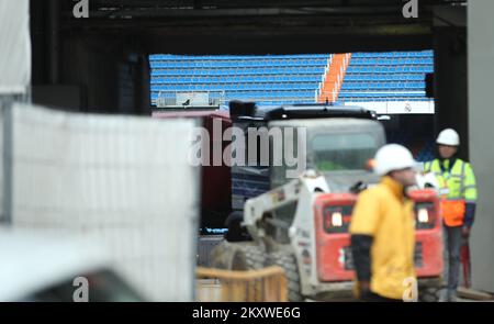 I lavoratori stanno lavorando alla ristrutturazione dello stadio Santiago Bernabeu di Madrid, Spagna, il 4 dicembre 2021. Sono in corso lavori di ristrutturazione allo stadio Santiago Bernabeu del Real. L'attraente edificio della citta' e' particolarmente attraente per i lavori che si stanno svolgendo su di esso. Molte persone curiose passano e ammirano questa magnifica edizione. Foto: Sanjin Strukic/PIXSELL Foto Stock