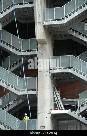 I lavoratori stanno lavorando alla ristrutturazione dello stadio Santiago Bernabeu di Madrid, Spagna, il 4 dicembre 2021. Sono in corso lavori di ristrutturazione allo stadio Santiago Bernabeu del Real. L'attraente edificio della citta' e' particolarmente attraente per i lavori che si stanno svolgendo su di esso. Molte persone curiose passano e ammirano questa magnifica edizione. Foto: Sanjin Strukic/PIXSELL Foto Stock