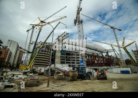 I lavoratori stanno lavorando alla ristrutturazione dello stadio Santiago Bernabeu di Madrid, Spagna, il 4 dicembre 2021. Sono in corso lavori di ristrutturazione allo stadio Santiago Bernabeu del Real. L'attraente edificio della citta' e' particolarmente attraente per i lavori che si stanno svolgendo su di esso. Molte persone curiose passano e ammirano questa magnifica edizione. Foto: Sanjin Strukic/PIXSELL Foto Stock