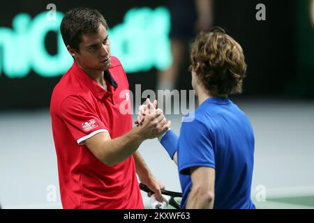 Borna Gojo e Andrey Rublev durante la partita dei tenni alle finali della Coppa Davis 2021 a Madrid, Croazia, il 5 dicembre 2021. Oggi è la partita finale tra Russia e Croazia sulla Coppa Davis Foto: Sanjin Strukic/PIXSELL Foto Stock