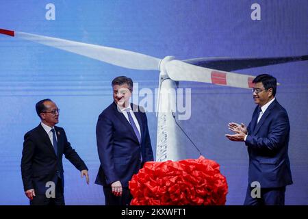 Ambasciatore della Repubblica popolare Cinese presso la Repubblica di Croazia Qi Qianjin, primo ministro della Croazia Andrej Plenkovic e vice presidente della Norinco Wang Yitong premere il pulsante per avviare le turbine della centrale eolica di Senj, a Zagabria, in Croazia, il 7 dicembre 2021. I partecipanti alla cerimonia hanno potuto guardare l'avvio delle turbine di questa centrale eolica in diretta tramite video link. Il progetto ha un valore di 230 milioni di euro e questo parco eolico è uno dei più grandi dei Balcani. Il Norinco della Cina ha costruito 39 mulini a vento che dovrebbero produrre circa 530 gigawatt-ore di elettricità Foto Stock