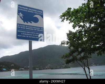 Pago Pago, Samoa Americane, 28 settembre 2012 Acquisto di segnaletica di emergenza come parte della designazione 'Tsunami Ready'. Terremoto delle Samoa Americane, tsunami ed alluvioni. Fotografie relative a disastri e programmi, attività e funzionari di gestione delle emergenze Foto Stock