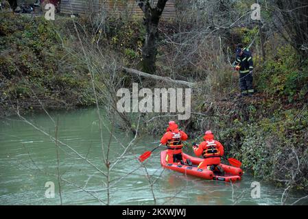 Una ricerca è ancora in corso per una ragazza di 10 anni che è scomparsa nel fiume gonfio Dragonja il giovedì sera, mentre un gruppo di migranti ha tentato di attraversare il confine croato-sloveno.la polizia ha detto che una donna turca, la madre della ragazza mancante, era stata salvata dal fiume. Hanno aggiunto che un documento che avevano trovato indicava che il bambino aveva disabilità.circa 40 poliziotti croati e subacquei sono stati Uniti da subacquei sloveni nella ricerca della ragazza mancante.il capo della polizia nella città istriana di Buje, Boban Robin Paulovic, ha detto che il pompiere croato e sloveno Foto Stock