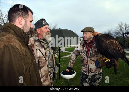 Allevatori e cacciatori che cacciano con aquile d'oro si sono riuniti a Nova Gradiska, Croazia, il 1 dicembre 2021. Foto: Ivica Galovic/ PIXSELL Foto Stock