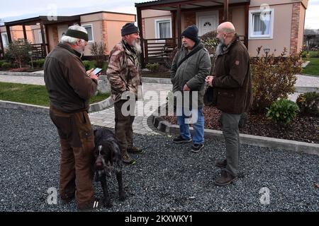 Allevatori e cacciatori che cacciano con aquile d'oro si sono riuniti a Nova Gradiska, Croazia, il 1 dicembre 2021. Foto: Ivica Galovic/ PIXSELL Foto Stock