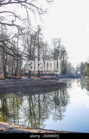 I laghi del Parco Maksimir si riempiono dopo i lavori di ristrutturazione a Zagabria, Croazia, il 18 dicembre 2021. Negli ultimi mesi, sono stati realizzati lavori di costruzione nel Parco di Maksimir nell'ambito del progetto europeo City Windows in Nature - migliorare la biodiversità urbana e sviluppare infrastrutture verdi. I lavori sul primo e sul secondo lago comprendevano la pulizia del limo dal fondo, la ricostruzione del ponte, la sistemazione di flora e fauna, l'ampliamento e l'aggiunta di nuovi sentieri, nonché la sistemazione di attracchi per barche presso il sito dove era stato originariamente messo in funzione. Foto: Slavo Midzor/PIXSELL Foto Stock