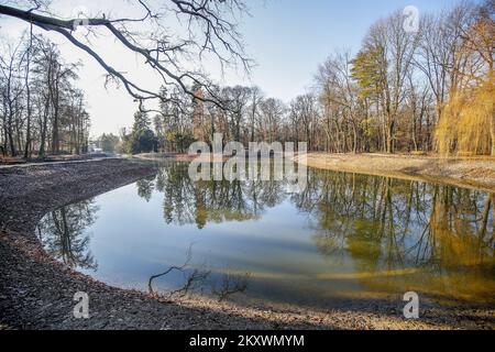 I laghi del Parco Maksimir si riempiono dopo i lavori di ristrutturazione a Zagabria, Croazia, il 18 dicembre 2021. Negli ultimi mesi, sono stati realizzati lavori di costruzione nel Parco di Maksimir nell'ambito del progetto europeo City Windows in Nature - migliorare la biodiversità urbana e sviluppare infrastrutture verdi. I lavori sul primo e sul secondo lago comprendevano la pulizia del limo dal fondo, la ricostruzione del ponte, la sistemazione di flora e fauna, l'ampliamento e l'aggiunta di nuovi sentieri, nonché la sistemazione di attracchi per barche presso il sito dove era stato originariamente messo in funzione. Foto: Slavo Midzor/PIXSELL Foto Stock