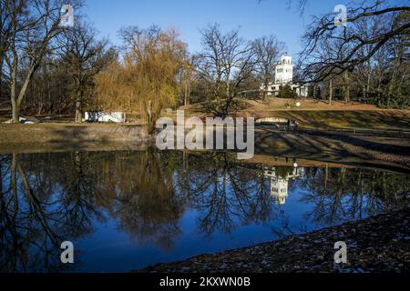 I laghi del Parco Maksimir si riempiono dopo i lavori di ristrutturazione a Zagabria, Croazia, il 18 dicembre 2021. Negli ultimi mesi, sono stati realizzati lavori di costruzione nel Parco di Maksimir nell'ambito del progetto europeo City Windows in Nature - migliorare la biodiversità urbana e sviluppare infrastrutture verdi. I lavori sul primo e sul secondo lago comprendevano la pulizia del limo dal fondo, la ricostruzione del ponte, la sistemazione di flora e fauna, l'ampliamento e l'aggiunta di nuovi sentieri, nonché la sistemazione di attracchi per barche presso il sito dove era stato originariamente messo in funzione. Foto: Slavo Midzor/PIXSELL Foto Stock