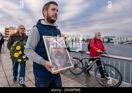 Zara interprete e consigliere della città Enio Mestrovic - Ricard è venuto alla sessione del Consiglio comunale con stile. In una processione funebre con musica di ottone in una bara, fu resuscitato in Piazza del Popolo, dopo che un consigliere della SDP pubblicò un obituario con la sua immagine dopo l'ultima sessione a Zara, in Croazia, il 22. Dicembre, 2021. Foto: Dino Stanin/PIXSELL Foto Stock