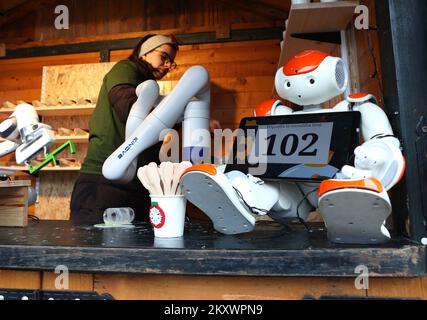 Il 22 dicembre 2021 è stata organizzata una festa dei robot di Natale nella casa dell'Avvento di fronte al Centro Culturale Maksimir, a Zagabria, in Croazia. I robot preparano e servono bevande calde e prelibatezze natalizie e li servono ai visitatori. Foto: Marko Prpic/PIXSELL Foto Stock