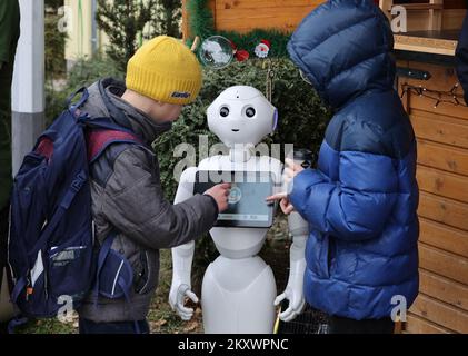 Il 22 dicembre 2021 è stata organizzata una festa dei robot di Natale nella casa dell'Avvento di fronte al Centro Culturale Maksimir, a Zagabria, in Croazia. I robot preparano e servono bevande calde e prelibatezze natalizie e li servono ai visitatori. Foto: Marko Prpic/PIXSELL Foto Stock