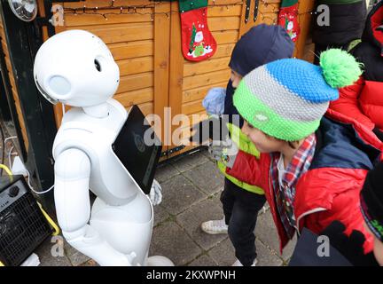 Il 22 dicembre 2021 è stata organizzata una festa dei robot di Natale nella casa dell'Avvento di fronte al Centro Culturale Maksimir, a Zagabria, in Croazia. I robot preparano e servono bevande calde e prelibatezze natalizie e li servono ai visitatori. Foto: Marko Prpic/PIXSELL Foto Stock