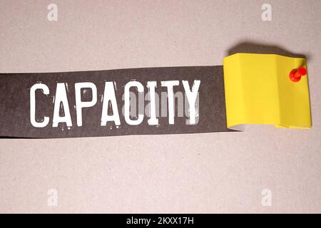 LA parola CAPACITÀ è scritta su blocchi di legno su sfondo giallo. Concetto aziendale Foto Stock