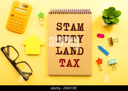 SDLT - Stamp Duty Land Tax scrivere su una carta sulla scrivania dell'ufficio Foto Stock