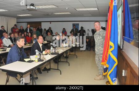 Charleston, W.Va., 3 novembre 2012 i principali funzionari del disastro prendono parte a una videoconferenza statale con i lavoratori di emergenza locali presso la sede centrale della Guardia Nazionale della Virginia Occidentale. Seduti in prima fila, da sinistra a destra, sono FEMA Federal Coordinating Officer Dolph Diemont, Gov. Earl Ray Tomblin, Segretario del Dipartimento per la sicurezza interna Janet Napolitano, e Jimmy Gianato, Direttore per la sicurezza interna della Virginia Occidentale. Il generale James A. Hoyer, il generale aggiunto dello Stato (in piedi, a destra), ha coordinato la conferenza. Norman Lenburg/FEMA. I principali funzionari del disastro prendono parte a un video conf a livello statale Foto Stock