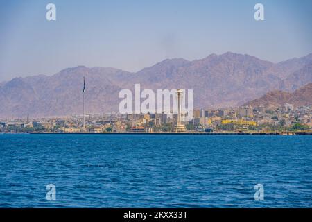 Aqaba dal Mar Rosso con la torre portuale e il flagpole della rivolta araba Foto Stock