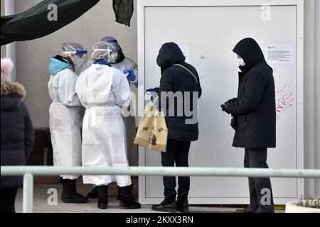 Nonostante il fatto che da oggi i test possono essere effettuati presso il medico di famiglia, una grande folla in attesa al principale punto di test COVID-19 a Sibenik, Croazia su 13. Gennaio, 2022. Foto: Hrvoje Jelavic/PIXSELL Foto Stock