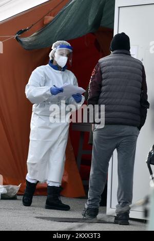 Nonostante il fatto che da oggi i test possono essere effettuati presso il medico di famiglia, una grande folla in attesa al principale punto di test COVID-19 a Sibenik, Croazia su 13. Gennaio, 2022. Foto: Hrvoje Jelavic/PIXSELL Foto Stock