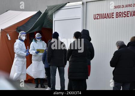 Nonostante il fatto che da oggi i test possono essere effettuati presso il medico di famiglia, una grande folla in attesa al principale punto di test COVID-19 a Sibenik, Croazia su 13. Gennaio, 2022. Foto: Hrvoje Jelavic/PIXSELL Foto Stock