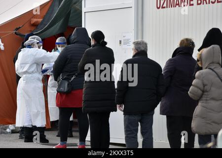 Nonostante il fatto che da oggi i test possono essere effettuati presso il medico di famiglia, una grande folla in attesa al principale punto di test COVID-19 a Sibenik, Croazia su 13. Gennaio, 2022. Foto: Hrvoje Jelavic/PIXSELL Foto Stock