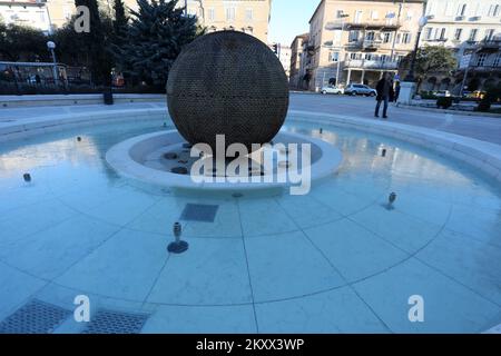 A causa della bassa temperatura durante la notte, il ghiaccio si è formato sull'acqua nella fontana di fronte a Ivan pl. Zajc Teatro Nazionale Croato a Rijeka, Croazia il 13 gennaio 2022. Foto: Goran Kovacic/PIXSELL Foto Stock