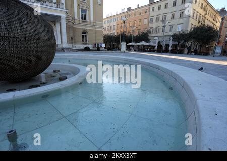 A causa della bassa temperatura durante la notte, il ghiaccio si è formato sull'acqua nella fontana di fronte a Ivan pl. Zajc Teatro Nazionale Croato a Rijeka, Croazia il 13 gennaio 2022. Foto: Goran Kovacic/PIXSELL Foto Stock