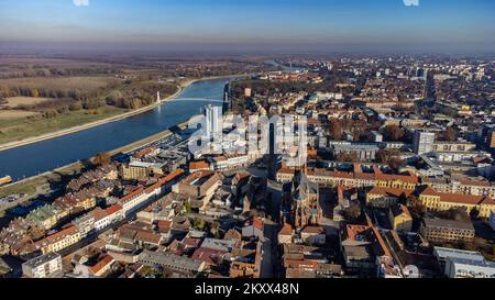 Veduta aerea del centro di Osijek, Croazia il 21 novembre 2021. Foto: Davor Javorovic/PIXSELL Foto Stock