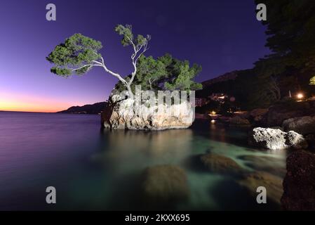 Tramonto sulla pietra di Brela a Brela, Croazia il 15 gennaio 2022. Il simbolo di Brela è 'Kamen Brelaa' (Brela Stone), una piccola isola rocciosa appena fuori dalla spiaggia principale di Brela, la spiaggia di Punta rata. Nel 2004, la rivista americana Forbes ha inserito la spiaggia di Punta rata nella lista delle 10 spiagge più belle del mondo, dove si è classificata 6th al mondo e 1st in Europa. Foto: Matko Begovic/HaloPix/PIXSELL Foto Stock