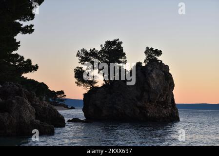 Tramonto sulla pietra di Brela a Brela, Croazia il 15 gennaio 2022. Il simbolo di Brela è 'Kamen Brelaa' (Brela Stone), una piccola isola rocciosa appena fuori dalla spiaggia principale di Brela, la spiaggia di Punta rata. Nel 2004, la rivista americana Forbes ha inserito la spiaggia di Punta rata nella lista delle 10 spiagge più belle del mondo, dove si è classificata 6th al mondo e 1st in Europa. Foto: Matko Begovic/HaloPix/PIXSELL Foto Stock