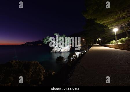 Tramonto sulla pietra di Brela a Brela, Croazia il 15 gennaio 2022. Il simbolo di Brela è 'Kamen Brelaa' (Brela Stone), una piccola isola rocciosa appena fuori dalla spiaggia principale di Brela, la spiaggia di Punta rata. Nel 2004, la rivista americana Forbes ha inserito la spiaggia di Punta rata nella lista delle 10 spiagge più belle del mondo, dove si è classificata 6th al mondo e 1st in Europa. Foto: Matko Begovic/HaloPix/PIXSELL Foto Stock