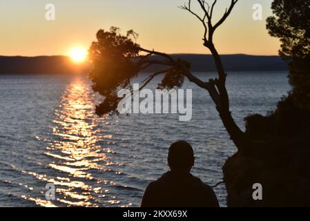 Tramonto sulla pietra di Brela a Brela, Croazia il 15 gennaio 2022. Il simbolo di Brela è 'Kamen Brelaa' (Brela Stone), una piccola isola rocciosa appena fuori dalla spiaggia principale di Brela, la spiaggia di Punta rata. Nel 2004, la rivista americana Forbes ha inserito la spiaggia di Punta rata nella lista delle 10 spiagge più belle del mondo, dove si è classificata 6th al mondo e 1st in Europa. Foto: Matko Begovic/HaloPix/PIXSELL Foto Stock