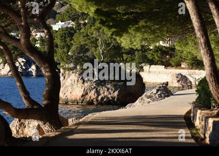 Tramonto sulla pietra di Brela a Brela, Croazia il 15 gennaio 2022. Il simbolo di Brela è 'Kamen Brelaa' (Brela Stone), una piccola isola rocciosa appena fuori dalla spiaggia principale di Brela, la spiaggia di Punta rata. Nel 2004, la rivista americana Forbes ha inserito la spiaggia di Punta rata nella lista delle 10 spiagge più belle del mondo, dove si è classificata 6th al mondo e 1st in Europa. Foto: Matko Begovic/HaloPix/PIXSELL Foto Stock