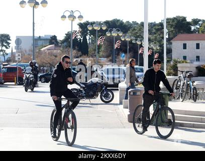 I cittadini hanno approfittato di una domenica di sole per rimanere all'aperto a Vodice, Croazia, il 16 gennaio 2022. Foto: Dusko Jaramaz/PIXSELL Foto Stock