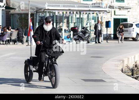 I cittadini hanno approfittato di una domenica di sole per rimanere all'aperto a Vodice, Croazia, il 16 gennaio 2022. Foto: Dusko Jaramaz/PIXSELL Foto Stock