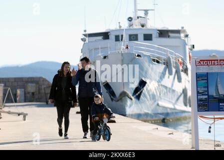 I cittadini hanno approfittato di una domenica di sole per rimanere all'aperto a Vodice, Croazia, il 16 gennaio 2022. Foto: Dusko Jaramaz/PIXSELL Foto Stock