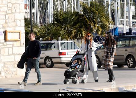 I cittadini hanno approfittato di una domenica di sole per rimanere all'aperto a Vodice, Croazia, il 16 gennaio 2022. Foto: Dusko Jaramaz/PIXSELL Foto Stock