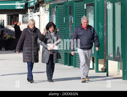 I cittadini hanno approfittato di una domenica di sole per rimanere all'aperto a Vodice, Croazia, il 16 gennaio 2022. Foto: Dusko Jaramaz/PIXSELL Foto Stock