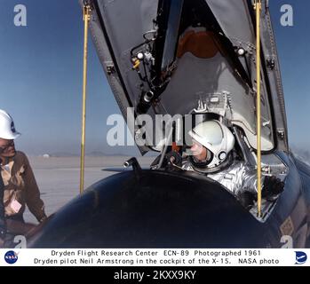 (1961) il pilota della NASA Neil Armstrong è visto qui nell'abitacolo della nave X-15 #1 (56-6670) dopo un volo di ricerca. NEGLI STATI UNITI Pilota della Marina nella guerra di Corea che ha volato 78 missioni di combattimento in F9F-2 jet fighters e che ha ricevuto la Medaglia d'aria e due stelle d'oro, Armstrong si è laureato alla Purdue University nel 1955 con una laurea in ingegneria aeronautica. Nello stesso anno, è entrato a far parte del National Advisory Committee for Aeronautics' Lewis Flight Propulsion Laboratory a Cleveland, Ohio (oggi, il NASA Glenn Research Center). Foto Stock