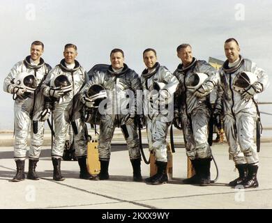 L'equipaggio di volo X-15, da sinistra a destra: Il capitano dell'aeronautica Joseph H. Engle, il maggiore dell'aeronautica Robert A. Rushworth, il pilota della NASA John B. 'Jack' McKay, il maggiore dell'aeronautica William J. 'Pete' Knight, il pilota della NASA Milton O. Thompson e il pilota della NASA Bill Dana. Primo volo nel 1959 dalla stazione di volo ad alta velocità della NASA (in seguito rinominata Dryden Flight Research Center), l'X-15 a razzo è stato sviluppato per fornire dati su aerodinamica, strutture, controlli di volo e gli aspetti fisiologici del volo ad alta velocità e alta altitudine. Tre sono stati costruiti dalla North American Aviation per la NASA e la U.S. Air Force. Loro Foto Stock