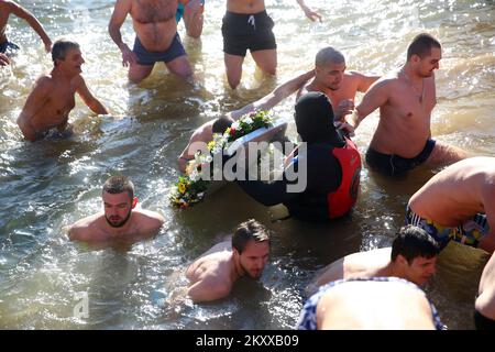 I credenti ortodossi sono visti durante il tradizionale nuoto per la croce. I cristiani ortodossi segnano l'Epifania con un tuffo per la croce. Il tradizionale nuoto per la croce onoraria è organizzato sul fiume Zeljeznica a Vojkovici nella festa dell'Epifania. Alcune città hanno annullato questo evento a causa della cattiva situazione epidemiologica, a Vojkovici, Bosnia-Erzegovina, il 19 gennaio 2022. Foto: Armin Durgut/PIXSELL Foto Stock