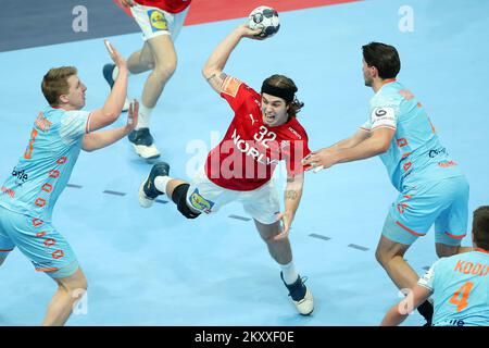 Jacob Tandrup Holm di Danimarca in azione durante la partita Men's EHF EURO 2022 Main Round Group 1 tra Danimarca e Paesi Bassi al MVM DOME il 24 gennaio 2022 a Budapest, Ungheria. Foto: Sanjin Strukic/PIXSELL Foto Stock