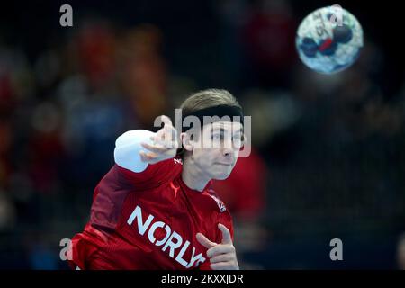 Jacob Tandrup Holm of Denmark Warm up Prior il Men's EHF EURO 2022 SemiFinal Match tra Spagna e Danimarca al MVM Dome il 28 gennaio 2022 a Budapest, Ungheria. Foto: Sanjin Strukic/PIXSELL Foto Stock