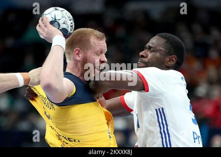 Jim Gottfridsson di Svezia in azione contro Karl Konan di Francia durante il Men's EHF EURO 2022 Semifinale match tra Francia e Svezia al MVM Dome il 28 gennaio 2022 a Budapest, Ungheria. Foto: Sanjin Strukic/PIXSELL Foto Stock